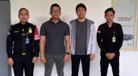 Liu Xiaodong (jaket abu-abu) WNA asal China saat diamankan petugas Kantor Imigrasi Entikong, Kabupaten Sanggau di jalur perbatasan Indonesia-Malaysia. (Foto: Istimewa)