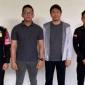 Liu Xiaodong (jaket abu-abu) WNA asal China saat diamankan petugas Kantor Imigrasi Entikong, Kabupaten Sanggau di jalur perbatasan Indonesia-Malaysia. (Foto: Istimewa)