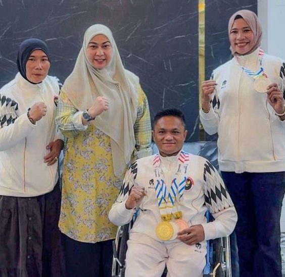 Hj. Erna Lisa menerima silaturahmi khusus bersama para atlet National Paralympic Committee Indonesia (NPCI) Kota Banjarbaru di Rumah Dinas Wali Kota, Sabtu (31/1/2026) malam. (Repro/MC)

    