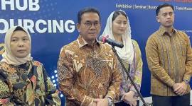 
Menteri Perdagangan Budi Santoso (kedua kiri) memberikan keterangan pers di Kantor Kementerian Perdagangan, Jakarta, Kamis (26/2/2026). (Antara/Shofi Ayudiana)