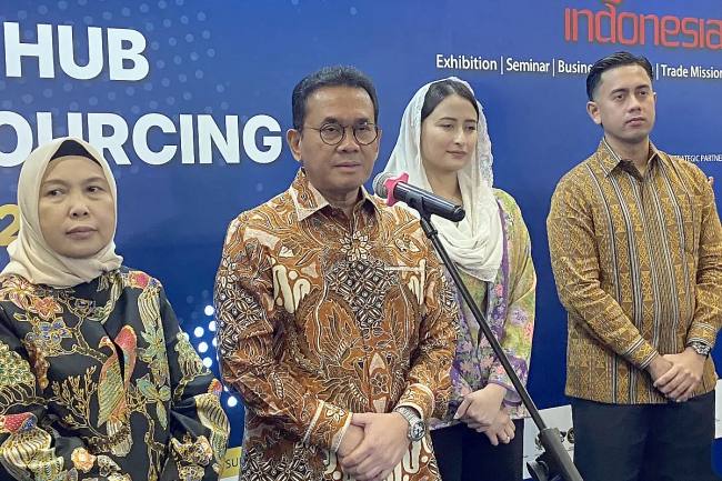 
Menteri Perdagangan Budi Santoso (kedua kiri) memberikan keterangan pers di Kantor Kementerian Perdagangan, Jakarta, Kamis (26/2/2026). (Antara/Shofi Ayudiana)