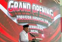 Menteri Koperasi dan UKM RI Ferry Juliantono memberikan sambutan saat peresmian Toko Rakyat Serba Ada PP Abdusalam di Kubu Raya, Senin (9/2/2026). (Foto: Antara/Rendra Oxtora)