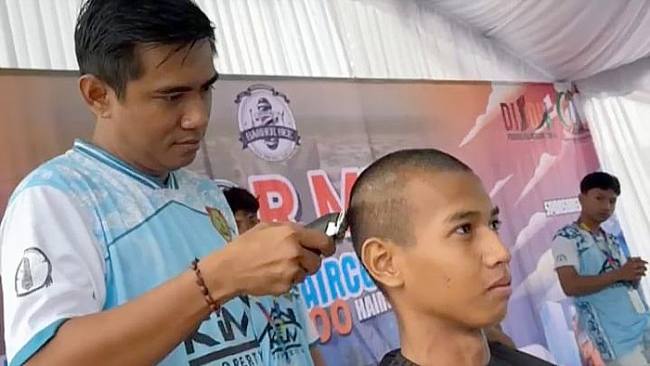 Muhammad Andi, barberman Palangka Raya yang pecahkan rekor MURI. (Foto: Dokumentasi Pribadi)
