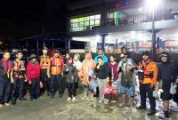 Anggota SAR Balikpapan bersama pemancing yang diselamatkan dari bagan akibat cuaca buruk di laut, Senin (2/2/2026). (Foto: Dok SAR Balikpapan)
