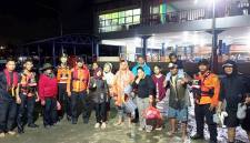 Anggota SAR Balikpapan bersama pemancing yang diselamatkan dari bagan akibat cuaca buruk di laut, Senin (2/2/2026). (Foto: Dok SAR Balikpapan)
