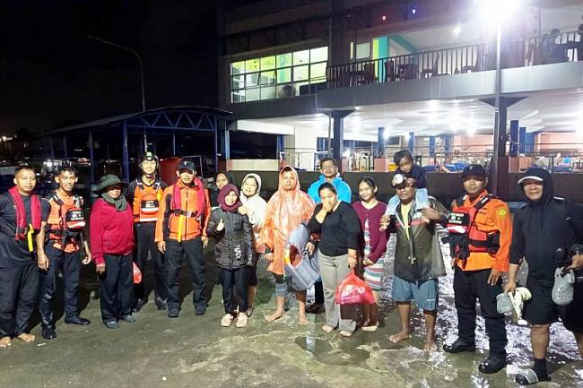 Anggota SAR Balikpapan bersama pemancing yang diselamatkan dari bagan akibat cuaca buruk di laut, Senin (2/2/2026). (Foto: Dok SAR Balikpapan)
