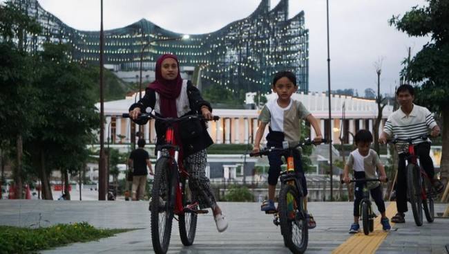 Sejumlah warga mengunjungi Kawasan Inti Pusat Pemerintahan (KIPP) di Ibu Kota Nusantara (IKN). (Antara Foto)