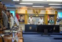 Menteri Dalam Negeri Tito Karnavian (kedua kanan) bersama Menteri Perumahan dan Kawasan Permukiman (PKP) Maruarar Sirait (kiri) dan Kepala Badan Pusat Statistik Amalia Adininggar Widyasanti (kanan) mengikuti rapat Persiapan dan Laporan Hunian tetap (huntap) bersama sejumlah kepala daerah di Kantor kemendagri, Jakarta, Rabu (25/2/2026). (Antara Foto/M Adimaja)
