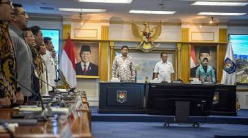 Menteri Dalam Negeri Tito Karnavian (kedua kanan) bersama Menteri Perumahan dan Kawasan Permukiman (PKP) Maruarar Sirait (kiri) dan Kepala Badan Pusat Statistik Amalia Adininggar Widyasanti (kanan) mengikuti rapat Persiapan dan Laporan Hunian tetap (huntap) bersama sejumlah kepala daerah di Kantor kemendagri, Jakarta, Rabu (25/2/2026). (Antara Foto/M Adimaja)