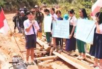 Siswa Krayan berorasi di jalan berlumpur. (Foto: Istimewa)
