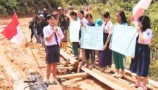 Siswa Krayan berorasi di jalan berlumpur. (Foto: Istimewa)