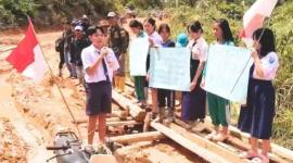 Siswa Krayan berorasi di jalan berlumpur. (Foto: Istimewa)