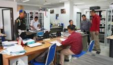Tim Pidsus Kejati Kaltara melakukan penggeledahan disalah satu satu OPD lingkup Kaltara. (Foto: dok Penkum Kejati Kaltara)
