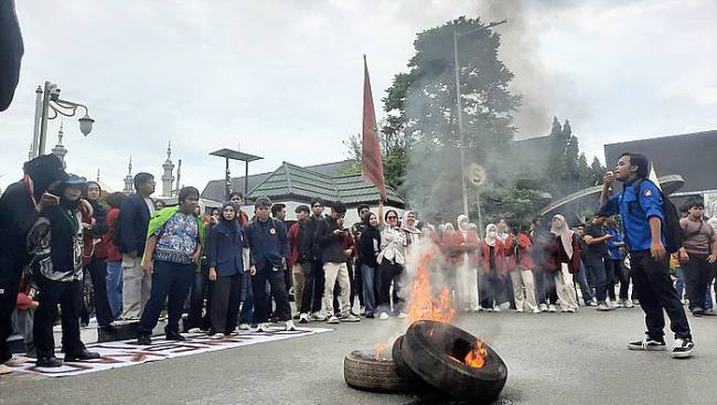 Unjuk rasa mahasiswa Geram di depan Kantor Gubernur Kaltim. (Foto: detikKalimantan/M Budi Kurniawan)