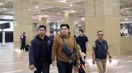 Tim gabungan Polri menangkap buronan interpol pelaku jaringan TPPO dan penipuan daring, Rifaldo Aquiono Pontoh, di Bandara Internasional I Gusti Ngurah Rai, Bali, Sabtu (21/2/2026). (Dok Polri)