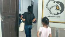 Ibu dan Anak asal Taiwan diamankan petugas Imigrasi Singkawang, Kamis (29/1/2026). (Foto: Istimewa)