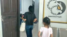 Ibu dan Anak asal Taiwan diamankan petugas Imigrasi Singkawang, Kamis (29/1/2026). (Foto: Istimewa)