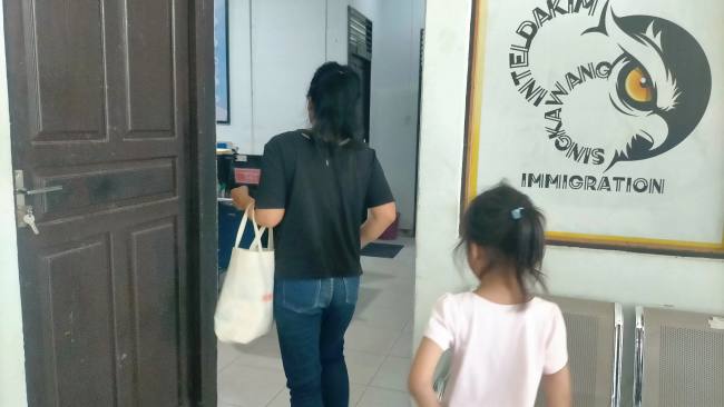 Ibu dan Anak asal Taiwan diamankan petugas Imigrasi Singkawang, Kamis (29/1/2026). (Foto: Istimewa)