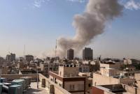 Asap membubung di cakrawala setelah ledakan di Teheran, Iran, Sabtu (28/2/2026). (Foto: AP)