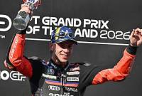 Pembalap MotoGP asal Italia, Marco Bezzecchi, merayakan kemenangannya di podium setelah balapan MotoGP di Sirkuit Internasional Chang di Buriram, Thailand, Minggu, 1 Maret 2026. (AP Photo/Kittinun Rodsupan)