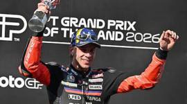 Pembalap MotoGP asal Italia, Marco Bezzecchi, merayakan kemenangannya di podium setelah balapan MotoGP di Sirkuit Internasional Chang di Buriram, Thailand, Minggu, 1 Maret 2026. (AP Photo/Kittinun Rodsupan)