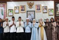 Ketua DPRD Balangan saaat menghadiri open house Bupati Balangan.