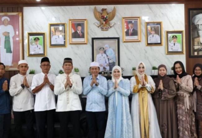 Ketua DPRD Balangan saaat menghadiri open house Bupati Balangan.