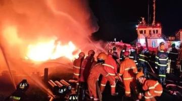 TONGKANG Pengangkut BBM Terbakar, Seorang ABK Ditemukan Kondisi Tubuh Hangus