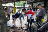 Wali Kota Banjarmasin HM Yamin HR dan Inpektur Utama Kementerian Lingkungan Hidup, Komjen Pol Winarto saat ikut aksi gotong royong Gerakan Indonesia Asri membersihkan lingkungan di kawasan Pasar Sentra Antasari Banjarmasin, Senin (9/3/2026). (Dok Humas Pemko Banjarmasin)