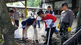 Wali Kota Banjarmasin HM Yamin HR dan Inpektur Utama Kementerian Lingkungan Hidup, Komjen Pol Winarto saat ikut aksi gotong royong Gerakan Indonesia Asri membersihkan lingkungan di kawasan Pasar Sentra Antasari Banjarmasin, Senin (9/3/2026). (Dok Humas Pemko Banjarmasin)