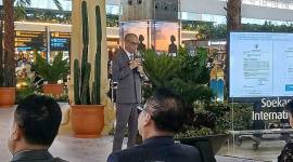 Wakil Direktur Utama InJourney Airports Achmad Syahir memberikan keterangan pers terkait kesiapan layanan mudik Lebaran. (Antara/Azmi Samsul M)

