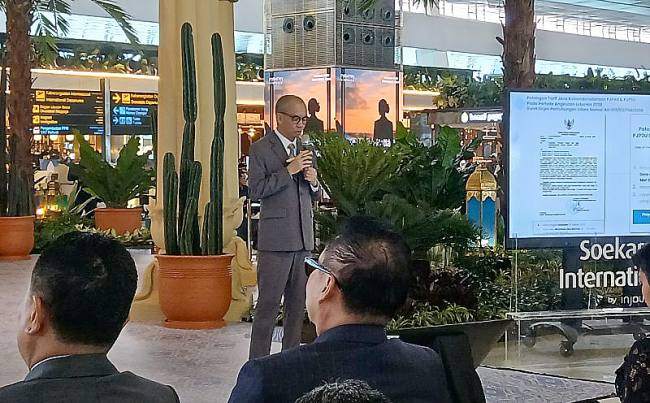 Wakil Direktur Utama InJourney Airports Achmad Syahir memberikan keterangan pers terkait kesiapan layanan mudik Lebaran. (Antara/Azmi Samsul M)
