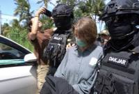 Petugas Badan Narkotika Nasional Republik Indonesia menggiring salah satu tersangka kasus laboratorium narkoba berinisial N asal Rusia saat konferensi pers di Gianyar, Bali, Sabtu (7/3/2026). (ANTARA/Rolandus Nampu)