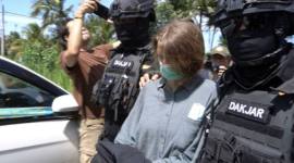 
Petugas Badan Narkotika Nasional Republik Indonesia menggiring salah satu tersangka kasus laboratorium narkoba berinisial N asal Rusia saat konferensi pers di Gianyar, Bali, Sabtu (7/3/2026). (ANTARA/Rolandus Nampu)