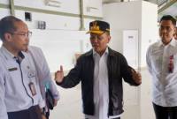 Gubernur Kalteng Agustiar Sabran memberikan arahan kepada Kepala Dinas Kesehatan Suyuti Syamsul (kiri) didampingi Plt Kepala Dinas Pendidikan Reza Prabowo (kanan) dan lainnya saat meninjau RSUD Doris Sylvanus Palangka Raya beberapa waktu lalu. (Antara/M Arif Hidayat)