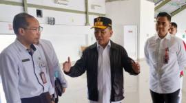 Gubernur Kalteng Agustiar Sabran memberikan arahan kepada Kepala Dinas Kesehatan Suyuti Syamsul (kiri) didampingi Plt Kepala Dinas Pendidikan Reza Prabowo (kanan) dan lainnya saat meninjau RSUD Doris Sylvanus Palangka Raya beberapa waktu lalu. (Antara/M Arif Hidayat)