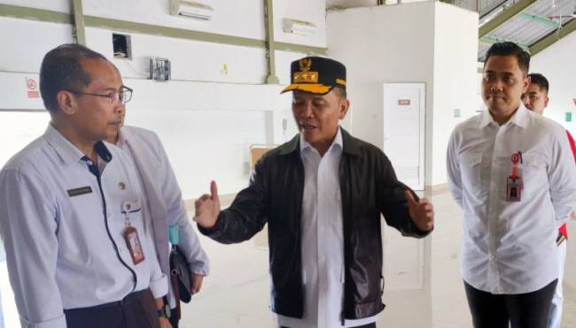 Gubernur Kalteng Agustiar Sabran memberikan arahan kepada Kepala Dinas Kesehatan Suyuti Syamsul (kiri) didampingi Plt Kepala Dinas Pendidikan Reza Prabowo (kanan) dan lainnya saat meninjau RSUD Doris Sylvanus Palangka Raya beberapa waktu lalu. (Antara/M Arif Hidayat)