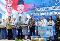 Simbolis penyerahan bantuan seragam gratis kepada para pelajar, Palangka Raya, Kamis (5/3/2026). (Antara/M Arif Hidayat)