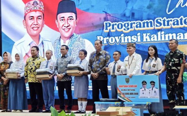 Simbolis penyerahan bantuan seragam gratis kepada para pelajar, Palangka Raya, Kamis (5/3/2026). (Antara/M Arif Hidayat)
