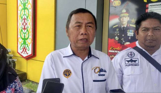 
Kepala Seksi Lalu Lintas Angkutan Laut dan Usaha Kepelabuhanan KSOP Kelas III Sampit Gusti Muchlis saat diwawancarai mengenai persiapan Angkutan Lebaran 2026, Sampit, Jumat (6/3/2026). (Antara/Devita Maulina)