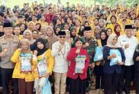 Gubernur Kalteng Agustiar Sabran bersama Forkopimda serta para mahasiswa dalam kegiatan Pasar Murah Spesial Ramadhan Bagi Mahasiswa di Kota Palangka Raya, Rabu (11/3/2026). (Antara/M Arif Hidayat)