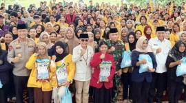 Gubernur Kalteng Agustiar Sabran bersama Forkopimda serta para mahasiswa dalam kegiatan Pasar Murah Spesial Ramadhan Bagi Mahasiswa di Kota Palangka Raya, Rabu (11/3/2026). (Antara/M Arif Hidayat)