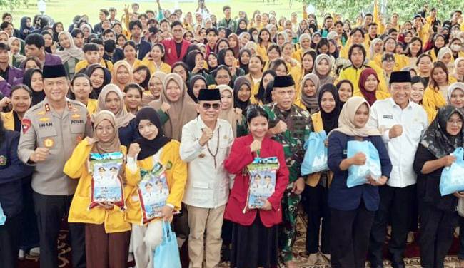 Gubernur Kalteng Agustiar Sabran bersama Forkopimda serta para mahasiswa dalam kegiatan Pasar Murah Spesial Ramadhan Bagi Mahasiswa di Kota Palangka Raya, Rabu (11/3/2026). (Antara/M Arif Hidayat)