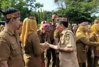 Gubernur Kalteng Agustiar Sabran bersalaman dengan para ASN dalam suasana Halal Bihalal Lebaran di Palangka Raya, Selasa (31/3/2026). (Foto: Istimewa)
