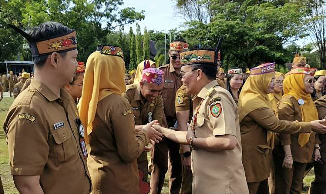 Gubernur Kalteng Agustiar Sabran bersalaman dengan para ASN dalam suasana Halal Bihalal Lebaran di Palangka Raya, Selasa (31/3/2026). (Foto: Istimewa)

