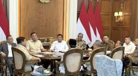 Presiden Prabowo Subianto menerima Wakil Ketua DPR RI, Prof Sufmi Dasco Ahmad, didampingi beberapa Menteri Kabinet Merah Putih di Istana Merdeka, Jakarta, Rabu (4/3/2026). (Dok Sekretariat Presiden)