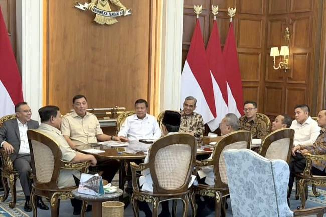 Presiden Prabowo Subianto menerima Wakil Ketua DPR RI, Prof Sufmi Dasco Ahmad, didampingi beberapa Menteri Kabinet Merah Putih di Istana Merdeka, Jakarta, Rabu (4/3/2026). (Dok Sekretariat Presiden)