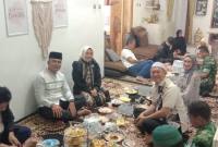 Wakil Ketua DPRD Balangan, Saiful Arif, saat menerima tamu pada open house lebaran.