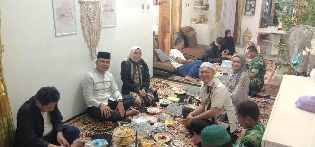Wakil Ketua DPRD Balangan, Saiful Arif, saat menerima tamu pada open house lebaran.