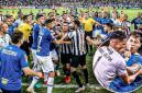 Cruzeiro dinobatkan sebagai juara Campeonato Mineiro setelah mengalahkan rivalnya Atletico Mineiro 1-0 dalam final yang panas yang kemudian menyaksikan 23 pemain dikeluarkan dari lapangan menyusul perkelahian massal. (lindaikejisblog.com)
